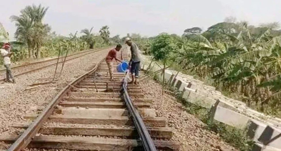 পাবনার ঈশ্বরদীতে প্রচণ্ড গরমে বেঁকে গেছে রেললাইন